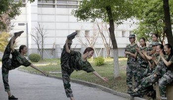 女生軍訓(xùn)時(shí)褲子開檔,定做服裝質(zhì)量為何這么水？