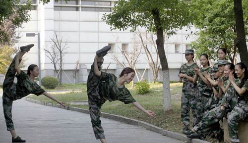 女生軍訓(xùn)時褲子開檔